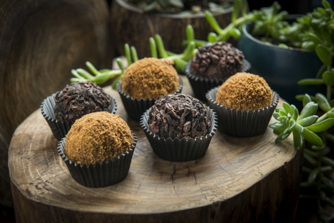 Trufas de cacau e goji berry do Hanuman Café. Foto: Letícia Akemi / Gazeta do Povo.