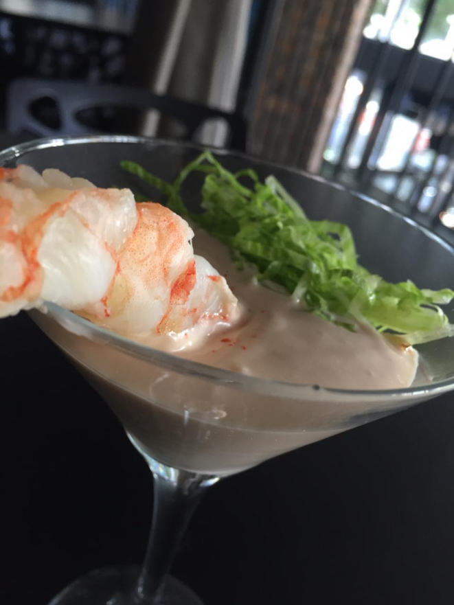 Coquetel de camarão está como uma das opções de entrada do menu retrô do Forneria Copacabana. Foto: divulgação.