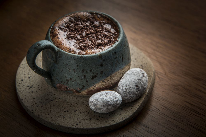 Chocolate quente cremoso é preparado com massa de cacau, manteiga de cacau e açúcar orgânico. Foto: Letícia Akemi / Gazeta do Povo.