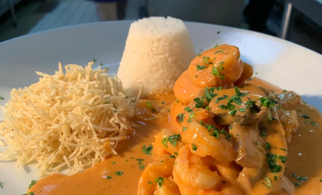 Estrogonofe de camarão oferecido no Forno Retrô, festival que promove os clássicos dos anos 80 e 90. Foto: divulgação.