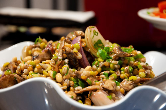 Salada de feijões da chef Gabriela Carvalho muda a cada preparo: depende da variedade de leguminosas e cereais disponível. Foto: Gabriela Bini/Divulgação