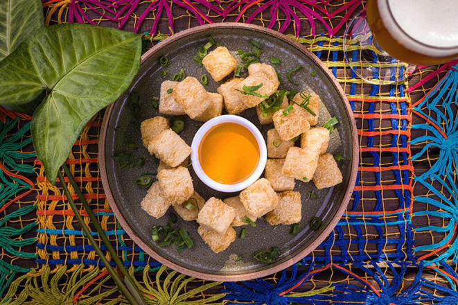 Dadinho de aipim com geleia de maná-cubiu e pimenta criado pela chef Gabriela Carvalho para o restaurante Bistrô da Vila. Foto: divulgação.