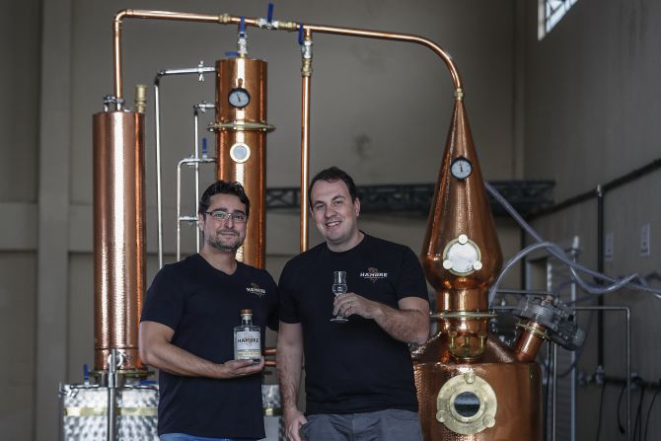 Guilherme Neme e Eduardo Alves, sócios da Hambre Gin, marca responsável por criar o primeiro gim curitibano. Foto: Jonathan Campos / Gazeta do Povo