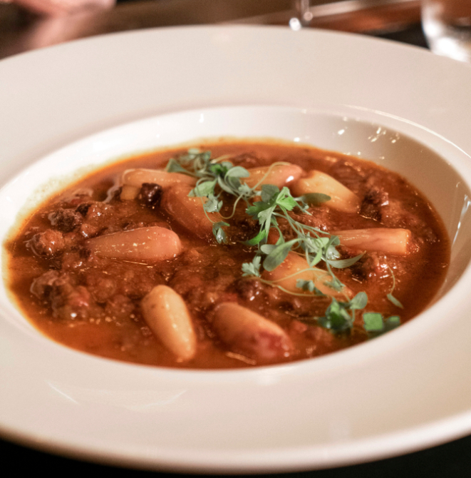 Chef Felipe Miyake adapta receita húngara, adicionando pinhões. Foto: Mariana Lima.