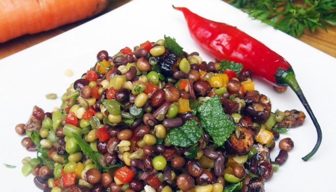 Depois que conheceu o produtor Roberto Gurski, de Palmeira, a chef Gabriela Carvalho aumentou a variedade de leguminosas no almoço do Quintana. Diariamente são de cinco a sete tipos. Foto: Angela Antunes/Divulgação