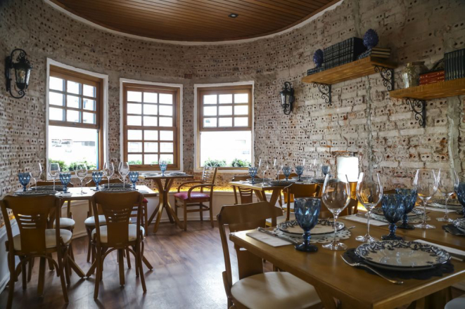 As salas foram decoradas com alguns artefatos garimpados em antiquários. Foto: André Rodrigues/Gazeta do Povo.