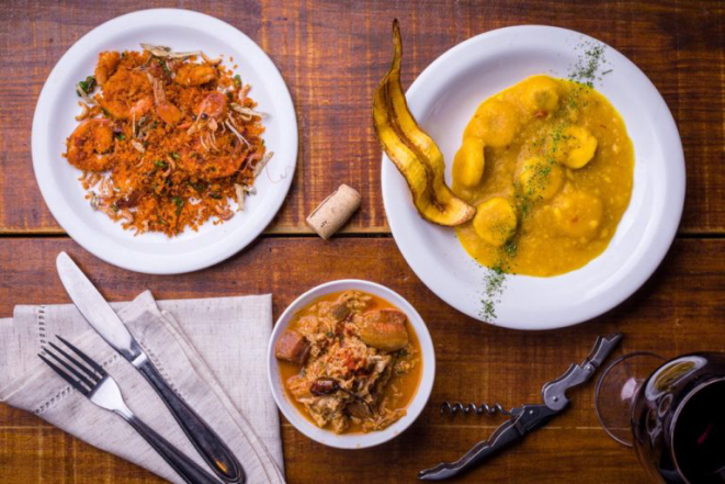 Barreado de siri, pirão de banana da terra, farofinha de camarão do chef Lucas Cintra para o Restaurante Villa Morretes. Foto: divulgação.