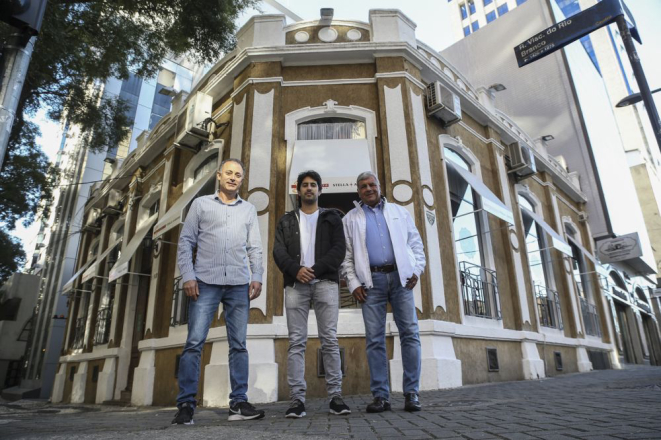 Duas gerações da família Buffara comandam o Spaghetto: os primeiros sócios, João e Antônio Carlos junto de Bernardo (ao centro). Foto: André Rodrigues/Gazeta do Povo.