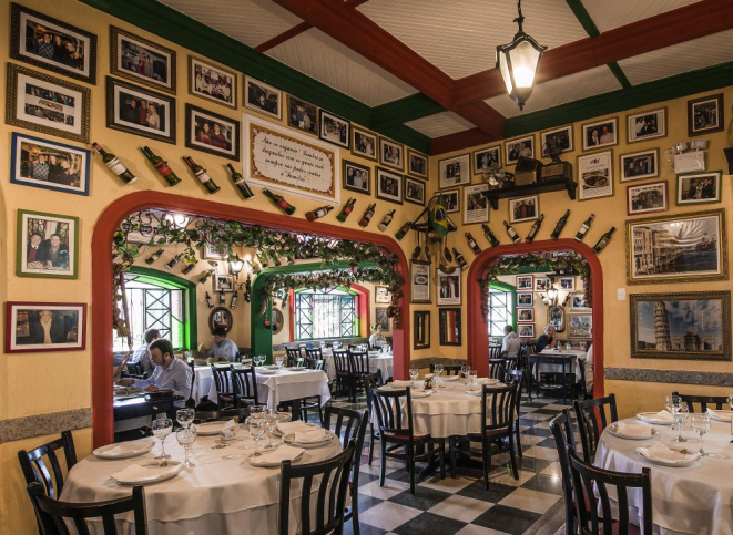 As paredes do Lellis Trattoria são repletas de fotos dos clientes mais assíduos. Foto: Letícia Akemi/Gazeta do Povo.
