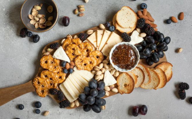 Os leites brancos vêm de animais que não processam o betacaroteno: ovelhas, cabras e búfalas. Ou seja, o teor de gordura não tem nada a ver com a cor. Foto: Lindsay Moe / Unsplash