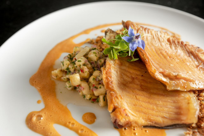 Pacu defumado é servido no restaurante K.sa com farofa cítrica, ceviche de banana e molho de mariscos. Foto: Rubens Kato /divulgação.