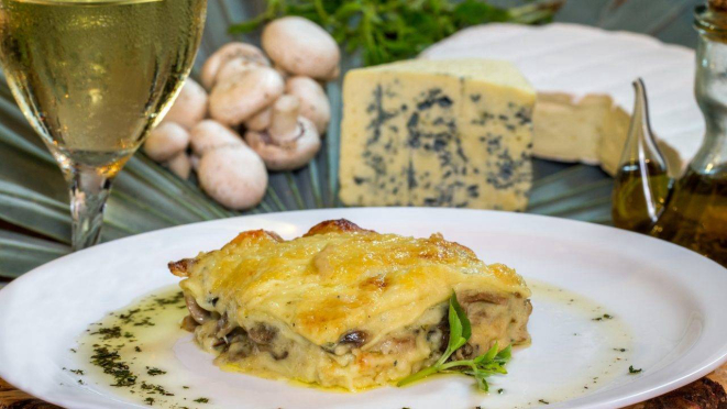 Lasagna Al Funghi, feita com cogumelos paris e vegetariana. | Foto: Gean Cavalheiro.