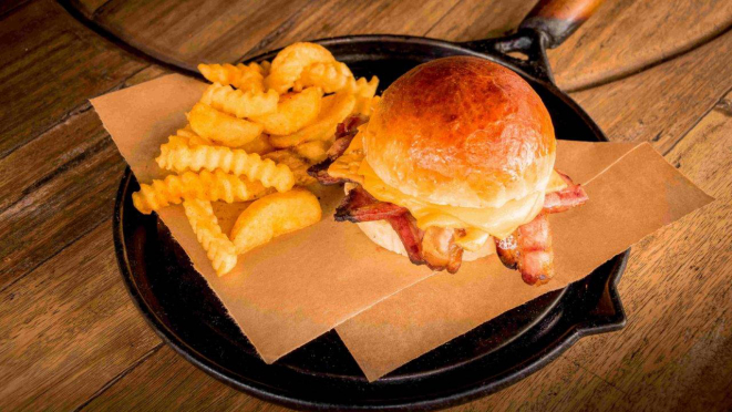 Cheese & Bacon, várias fatias de bacon cobertas com muito queijo.