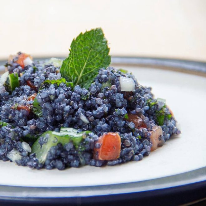 Salada de quinoa preparada pela culinarista Bela Gil. O cereal foi cozido em suco de jenipapo verde. Foto: Reprodução/Facebook