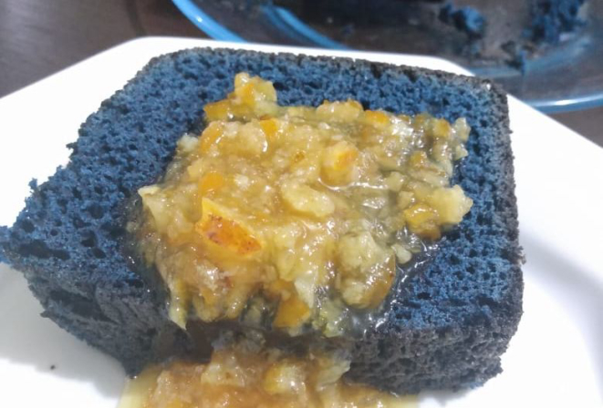 Bolo de fubá com jenipapo verde feito na Casa da Videira. Foto: Claudio Oliver/Divulgação