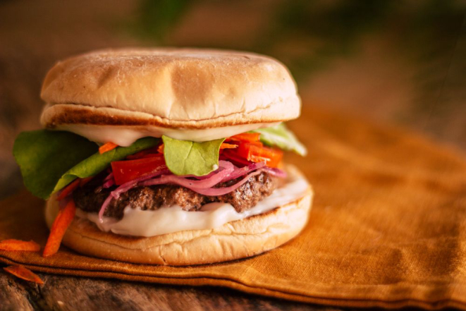 Hambúrguer Corajoso da Oz Espaço Criativo. Foto: divulgação.