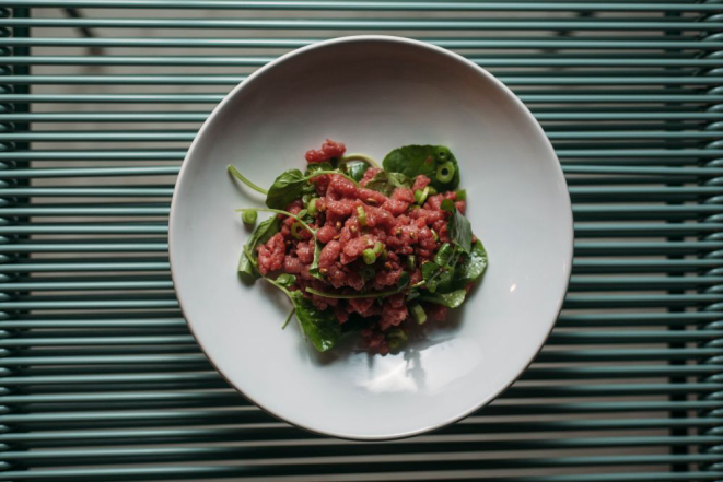 Tartar com emulsão de ovo poché e trigo crocante do cardápio do Corrutela. Foto: Nani Rodrigues/Divulgação