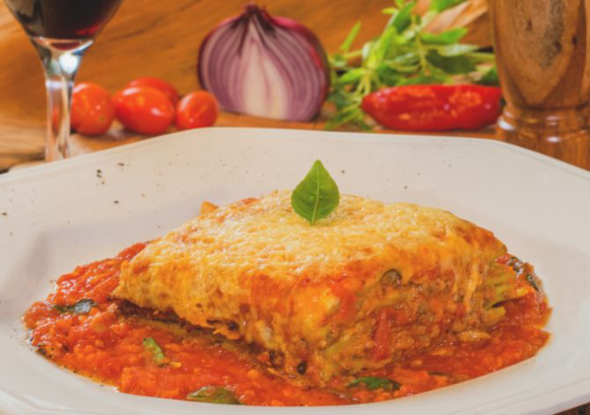 Lasanha Emiliana feita com massa verde, molho bolonhesa e bechamel, parmesão e muçarela. Foto: Gean Cavalheiro / divulgação.