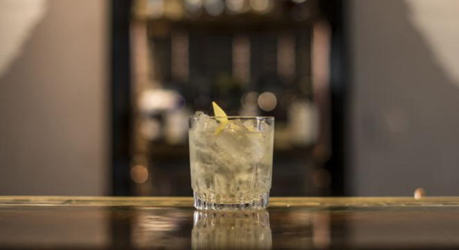 Drink Amálgama, do Ponto Gin. Criado pela bartender Ana Carolina Soares, o coquetel é feito com gim artesanal curitibano, cajuína e outros ingredientes como licor de sabugueiro e sherry fino. Foto: Munir Bucair Filho / Divulgação