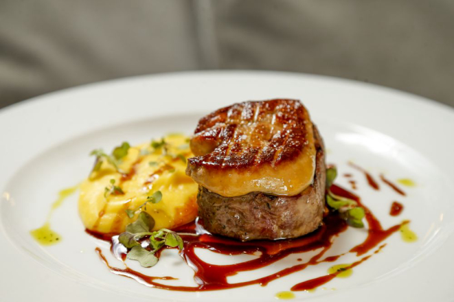 Um dos pratos criados por Ivo Lopes é o mignon com foie gras. Foto: Hugo Harada/Gazeta do Povo.