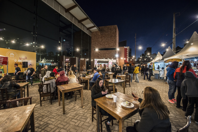 Praça de alimentação para o happy hour é montada na calçada em frente à entrada do Mercado Municipal da Avenida Sete de Setembro. Foto: Letícia Akemi/Gazeta do Povo