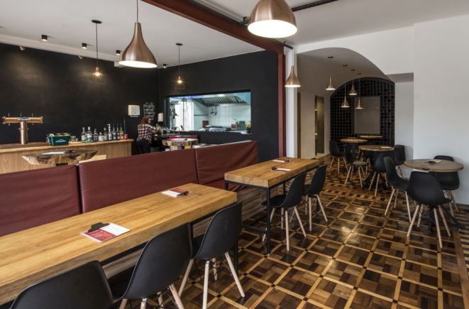 O novo La Lomiteria também quer funcionar como um wine-bar, remetendo ao costume portenho de consumir vinhos em qualquer ocasião. Foto: Letícia Akemi/Gazeta do Povo.