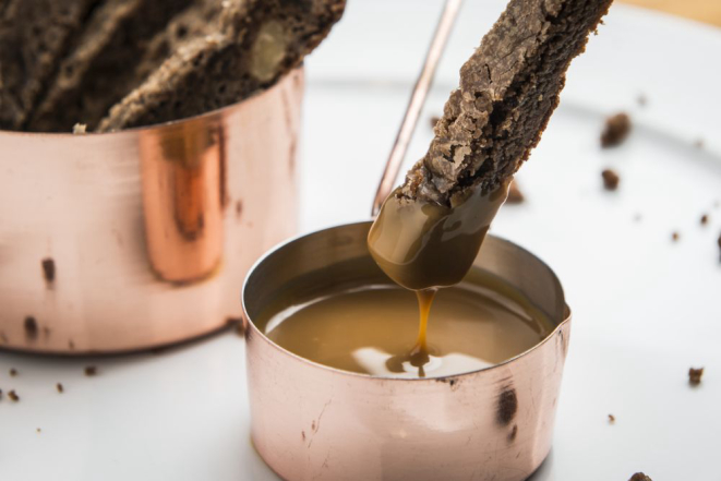 A sobremesa vem com uma porção de doce de leite e palitos de coockies de chocolate. Foto: Letícia Akemi/Gazeta do Povo.