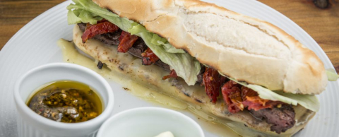 Conheça o bar que tem cardápio focado em cortes e sanduíches argentinos em Curitiba