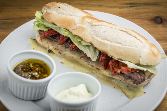O Lomito da La Lomiteria é uma releitura da tradicional versão portenha. Foto: Letícia Akemi/Gazeta do Povo.