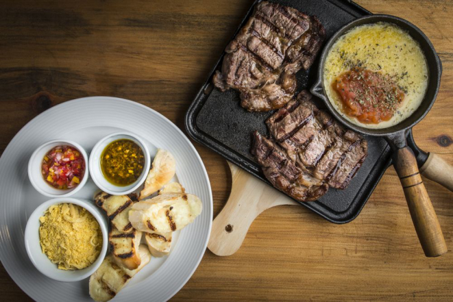 Há ainda as tábuas de cortes nobres como chorizo, prime rib e lomo, para compartilhar. Foto: Letícia Akemi/Gazeta do Povo.