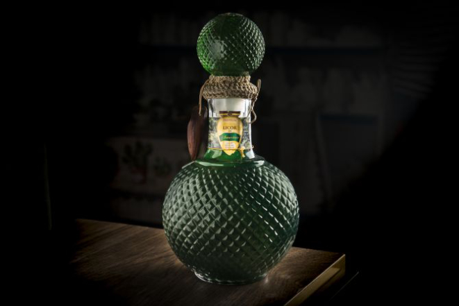 A cor verde do licor é resultado da infusão das folhas de araucária por 48 horas em álcool de cereais. Foto: Letícia Akemi / Gazeta do Povo