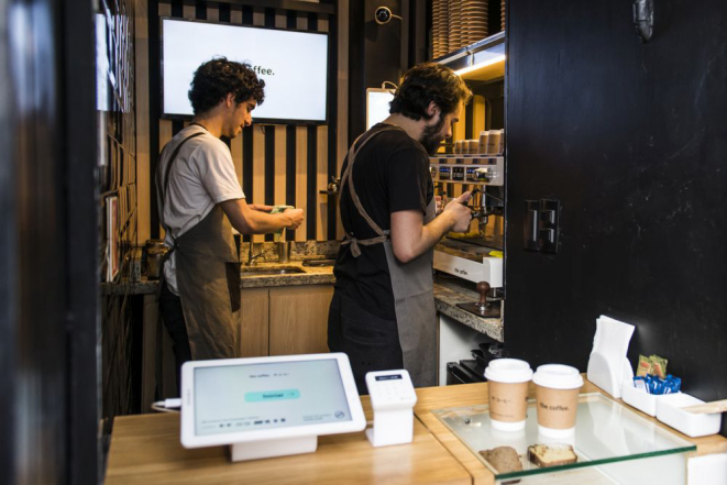 O empresário reconhece que algumas das lojas enfrentam a concorrência da Starbucks, mas ele acredita que isso até ajuda no movimento. Foto: Letícia Akemi/Gazeta do Povo.