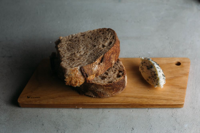 No restaurante Corrutela, a porção do pão é cobrada. "existe um trabalho de matéria-prima e de transformação da farinha para o pão. Não é algo que se pode pegar à vontade”, diz o chef, Cesar Costa. Foto: Nani Rodrigues/Divulgação