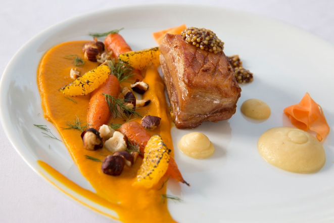 Peito suíno, batata-doce e marmelo, prato do Ambrosía. A chef Carolina Bazán foi eleita a melhor chef mulher pelo Latin America's 50 Best Restaurants 2019. Foto: Divulgação