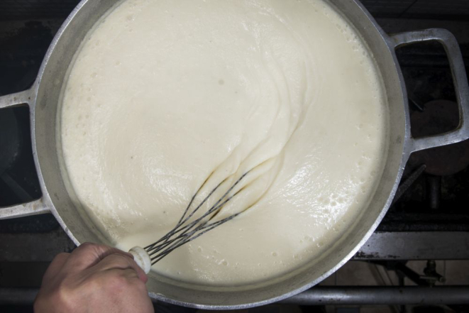 Na versão do chef Claudio Couto, o fubá da polenta é cozido no caldo de galinha, leite e creme de leite. Foto: Letícia Akemi / Gazeta do Povo.