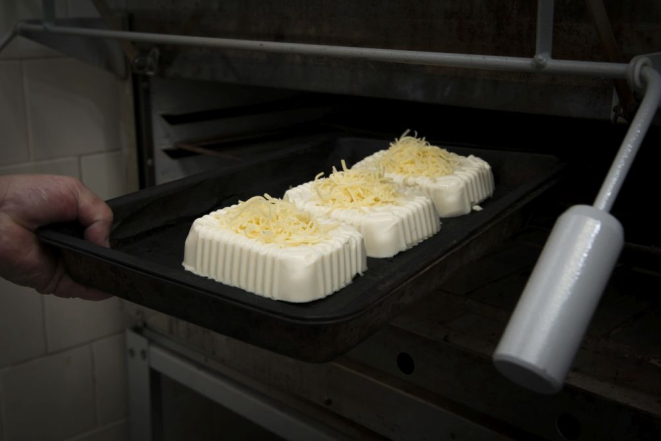 As porções de polenta vão ao forno por 20 minutos e gratinam com queijo parmesão. Foto: Letícia Akemi / Gazeta do Povo.