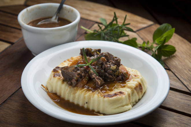 Polenta cremosa com ragu de ossobuco do La Polenteria. Foto: Letícia Akemi / Gazeta do Povo.