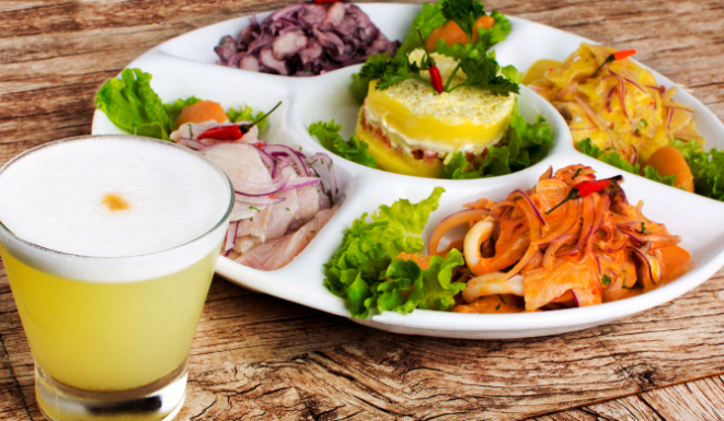Prato de ceviches e pisco sour, do Sabor Perú, em Florianópolis. Foto: Divulgação.