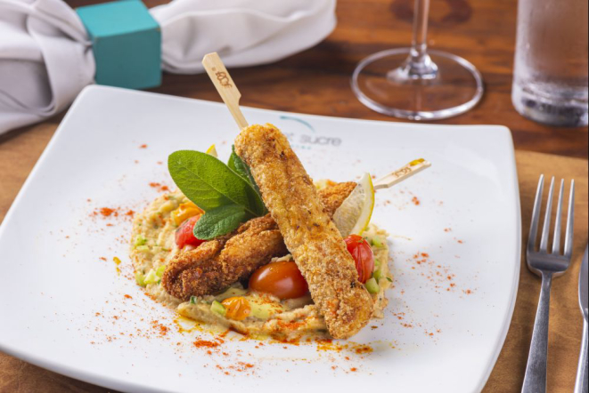 Kafta de frango, com purê de grão-de-bico, picles de tomate cereja e limão siciliano. Foto: Rodrigo Pierrot / divulgação.