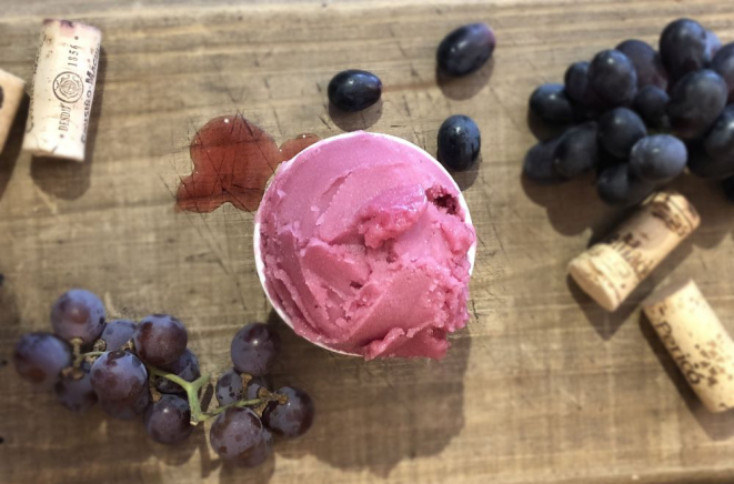 A maior dificuldade de fazer sorvete de vinho é mantê-lo fresco, já que o álcool evapora rapidamente. Foto: Fabrício Fontolan/divulgação.