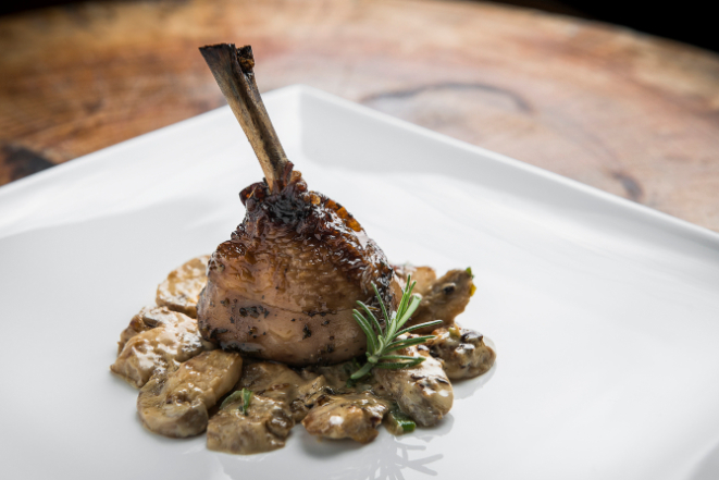 Stinco de frango caipira assado ao molho de vinho tinto. Foto: Letícia Akemi/Gazeta do Povo.