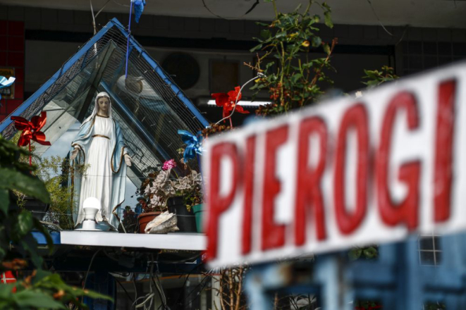 A atual casa da família, no Juvevê, divide espaço com a loja de pierogis, o chaveiro e a fé, com imagens sacras por todos os lados. Foto: Jonathan Campos/Gazeta do Povo.