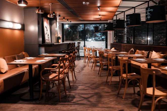 São 110 opções de rótulos do Velho e do Novo Mundo servidos em taça ou garrafa. Foto: Letícia Ueda/divulgação.