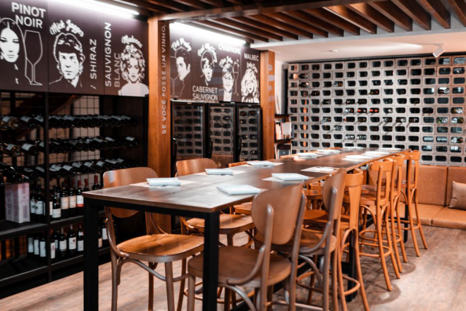 Espaço tem 110 rótulos de vinhos do Velho e do Novo Mundo servidos em taça ou garrafa. Foto: Letícia Ueda/divulgação.