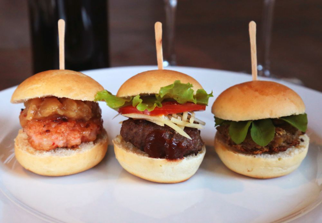 O cardápio de petiscos, entre eles o trio de mini hambúrgueres, só é servido no wine bar. Foto: Letícia Ueda/divulgação.