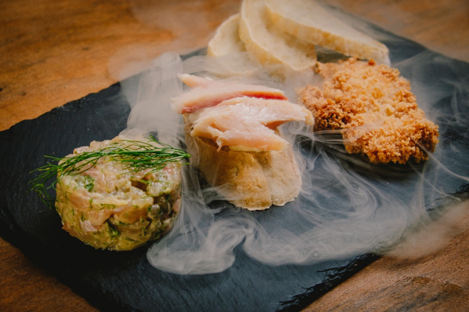 Trio de trutas do Winebar Thera by Dijon. Foto: Paulo Sefton / Divulgação.