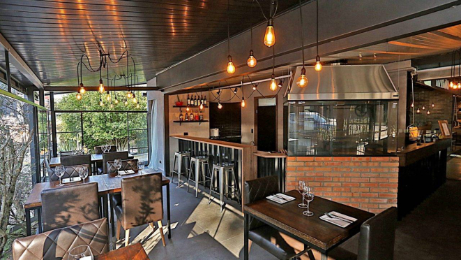 A Parrilla 909 já está funcionando normalmente e fica em na entrada da Mercadoteca, em Curitiba.