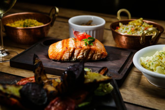 Lavareda na Brasa. Menu de salmão. Foto: Michel Willian