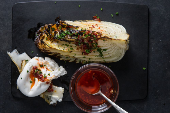 Acelga tostada com pimentas da Calábria em conserva, servida com burrata. Foto: Jennifer Chase/The Washington Post