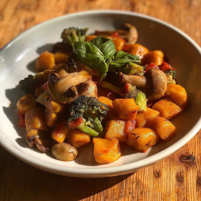 Nhoque de cenoura com molho de tomate e alfavaca, cogumelos e brócolis. Foto: Reprodução/Facebook